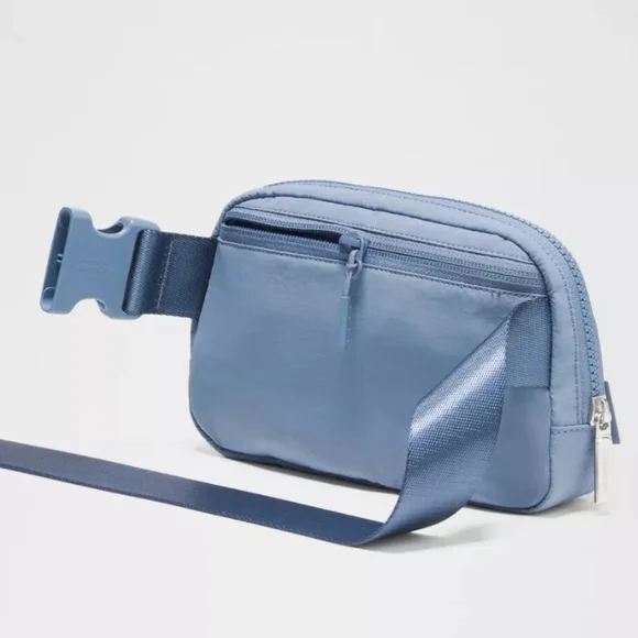 Lululemon Everywhere Belt Bag 1L in Washed Denim, NWT - Picture 4 of 6